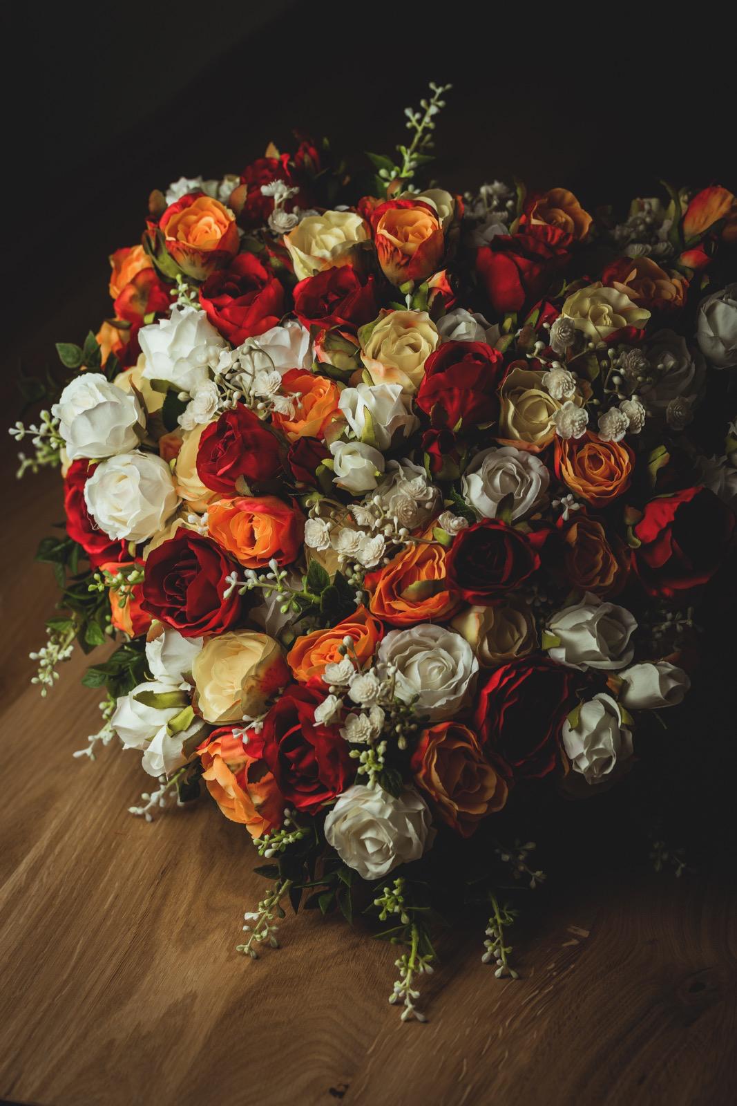 Trauerblumenstrauß aus roten, orangenen und weißen Rosen – Bestattungen Kinderknecht Nürnberg